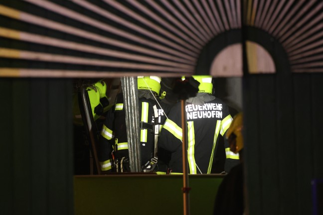 Einsatz zweier Feuerwehren bei Wohngeb�ude und Gastrolokal im Ortszentrum von Neuhofen an der Krems