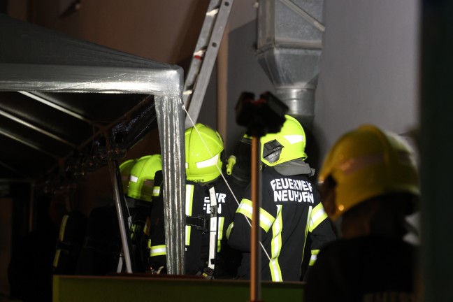 Einsatz zweier Feuerwehren bei Wohngeb�ude und Gastrolokal im Ortszentrum von Neuhofen an der Krems