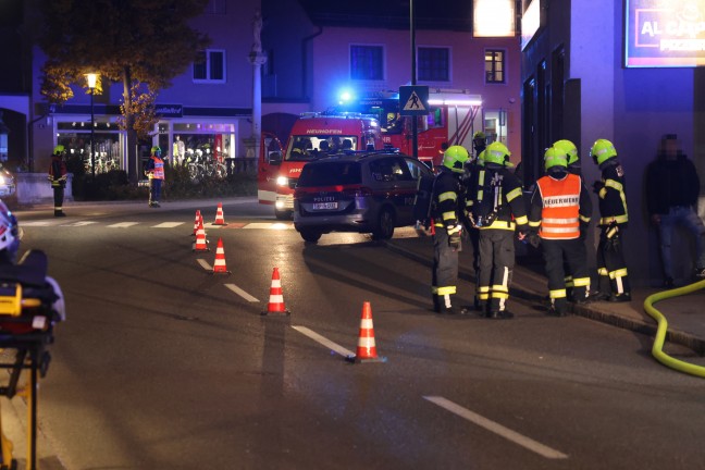 Einsatz zweier Feuerwehren bei Wohngeb�ude und Gastrolokal im Ortszentrum von Neuhofen an der Krems