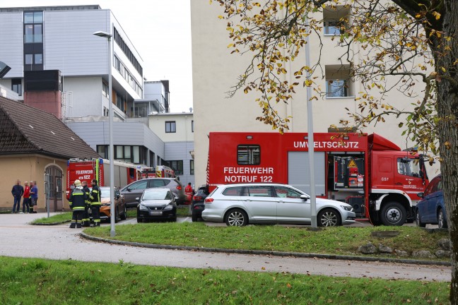 Schadstoffaustritt: Drei Feuerwehren bei Klinikum in Kirchdorf an der Krems im Einsatz