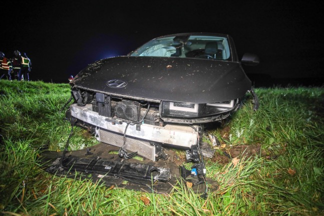 Auto�berschlag: Feuerwehr bei Aufr�umarbeiten nach Unfall in Buchkirchen im Einsatz