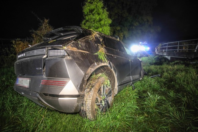 Auto�berschlag: Feuerwehr bei Aufr�umarbeiten nach Unfall in Buchkirchen im Einsatz