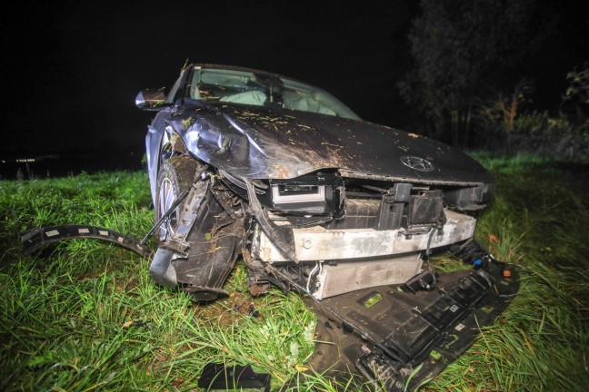 Auto�berschlag: Feuerwehr bei Aufr�umarbeiten nach Unfall in Buchkirchen im Einsatz