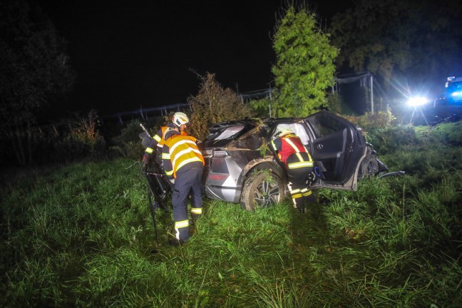 Auto�berschlag: Feuerwehr bei Aufr�umarbeiten nach Unfall in Buchkirchen im Einsatz