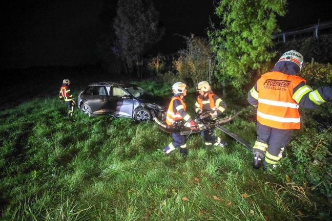Auto�berschlag: Feuerwehr bei Aufr�umarbeiten nach Unfall in Buchkirchen im Einsatz
