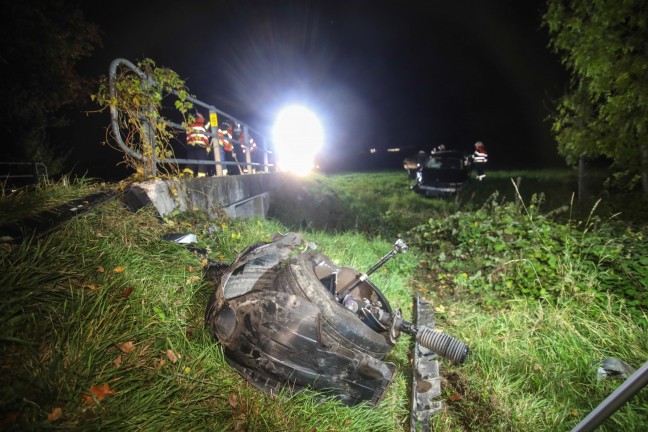 Auto�berschlag: Feuerwehr bei Aufr�umarbeiten nach Unfall in Buchkirchen im Einsatz