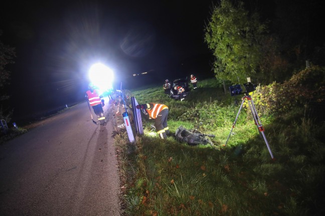 Auto�berschlag: Feuerwehr bei Aufr�umarbeiten nach Unfall in Buchkirchen im Einsatz