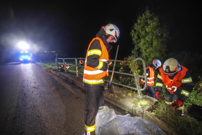 Auto�berschlag: Feuerwehr bei Aufr�umarbeiten nach Unfall in Buchkirchen im Einsatz