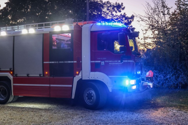 Brand eines Grashaufens auf dem Gel�nde einer Freizeitanlage in Wels-Vogelweide