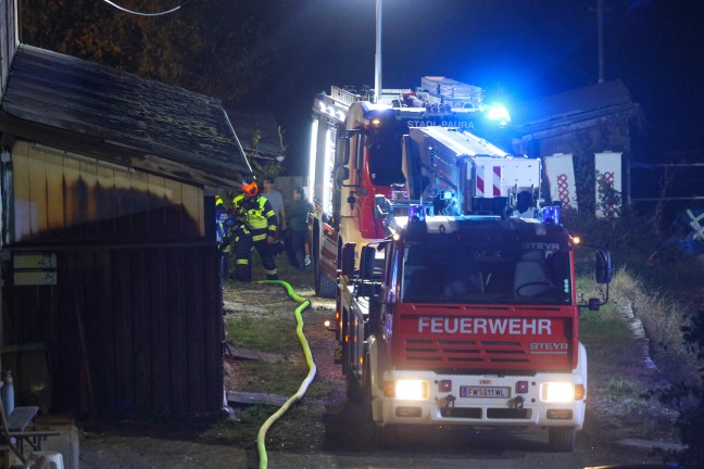 Feuerwehr bei Brand eines Misthaufens bei einem Bauernhof in Stadl-Paura im Einsatz