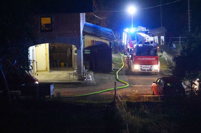 Feuerwehr bei Brand eines Misthaufens bei einem Bauernhof in Stadl-Paura im Einsatz