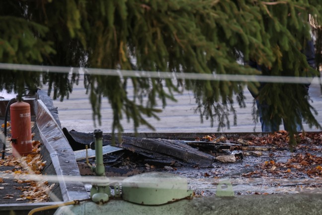 Nach Fl�mmarbeiten: Brand im Dachbereich eines Geb�udes in Schlierbach schnell unter Kontrolle