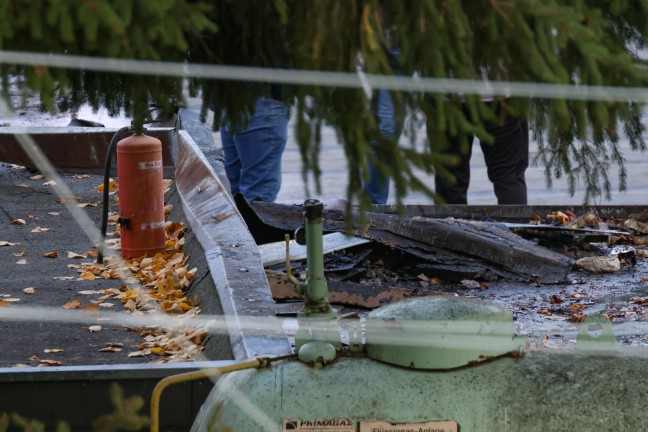 Nach Fl�mmarbeiten: Brand im Dachbereich eines Geb�udes in Schlierbach schnell unter Kontrolle