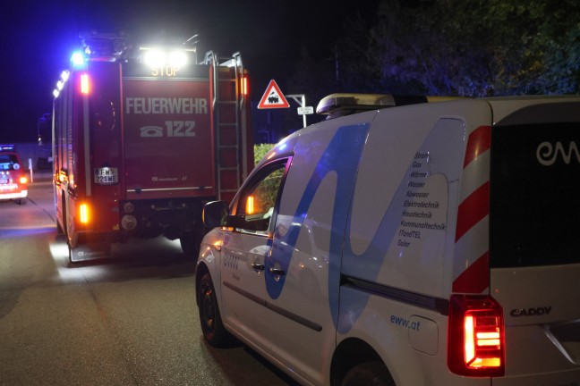 Knall und Gasgeruch gemeldet: Feuerwehr und Energieversorger in Wels-Lichtenegg im Einsatz