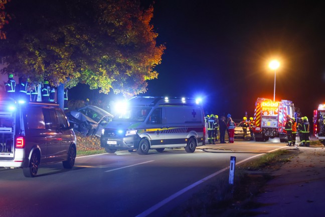 T�dlicher Verkehrsunfall: Auto auf Gallspacher Stra�e bei Meggenhofen frontal gegen Baum gekracht