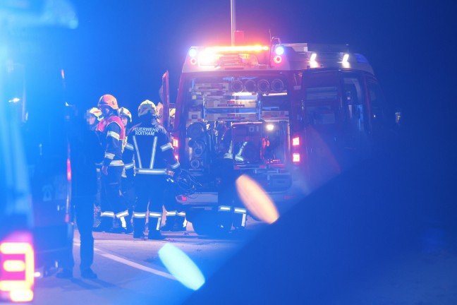 T�dlicher Verkehrsunfall: Auto auf Gallspacher Stra�e bei Meggenhofen frontal gegen Baum gekracht