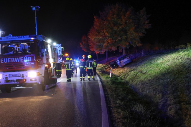 T�dlicher Verkehrsunfall: Auto auf Gallspacher Stra�e bei Meggenhofen frontal gegen Baum gekracht