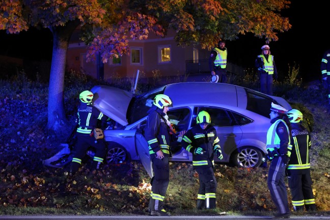 T�dlicher Verkehrsunfall: Auto auf Gallspacher Stra�e bei Meggenhofen frontal gegen Baum gekracht