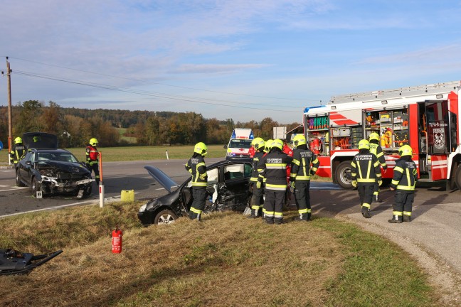 Notarzthubschrauber nach schwerem Kreuzungscrash mit vier Verletzten bei St. Florian im Einsatz