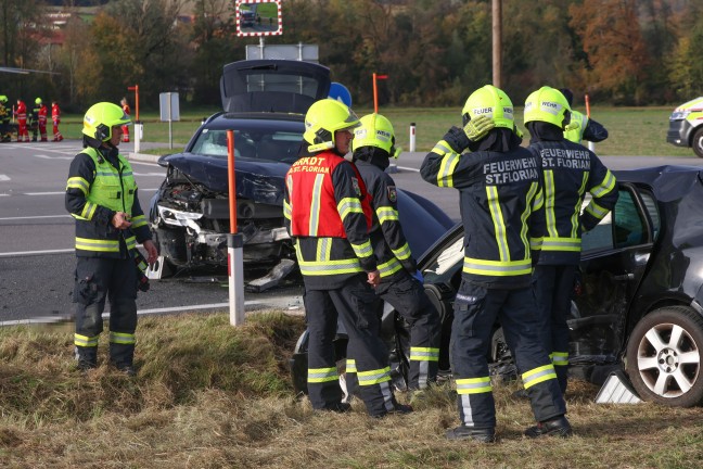 Notarzthubschrauber nach schwerem Kreuzungscrash mit vier Verletzten bei St. Florian im Einsatz