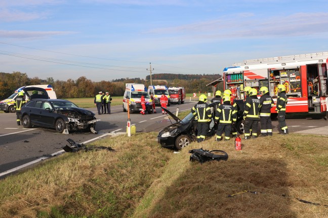 Notarzthubschrauber nach schwerem Kreuzungscrash mit vier Verletzten bei St. Florian im Einsatz