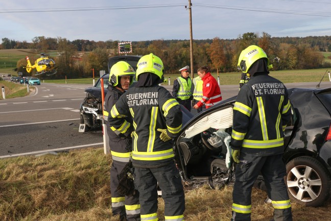 Notarzthubschrauber nach schwerem Kreuzungscrash mit vier Verletzten bei St. Florian im Einsatz