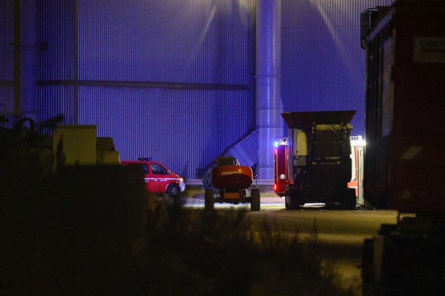 Drei Feuerwehren zu Brand bei Abfallverwertungsunternehmen in Wels-Schafwiesen gerufen