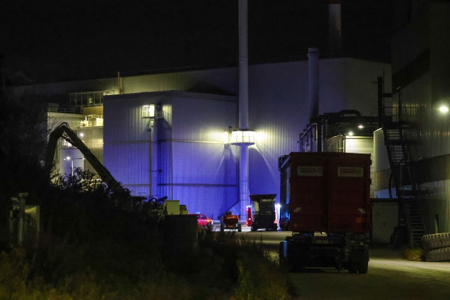 Drei Feuerwehren zu Brand bei Abfallverwertungsunternehmen in Wels-Schafwiesen gerufen