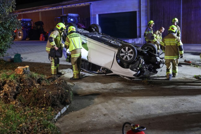 Auto nach Crash gegen Baum in Bad Hall �berschlagen und am Dach liegend zum Stillstand gekommen