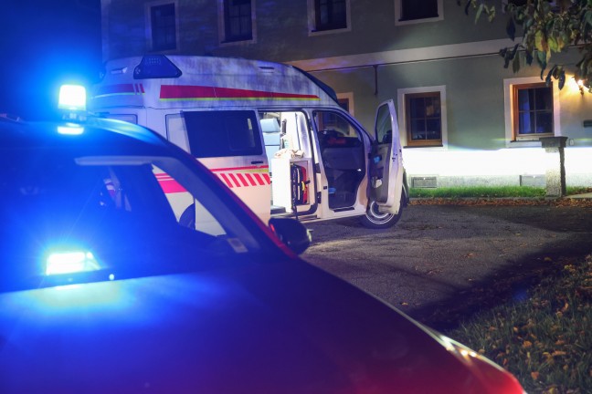 Auto nach Crash gegen Baum in Bad Hall �berschlagen und am Dach liegend zum Stillstand gekommen