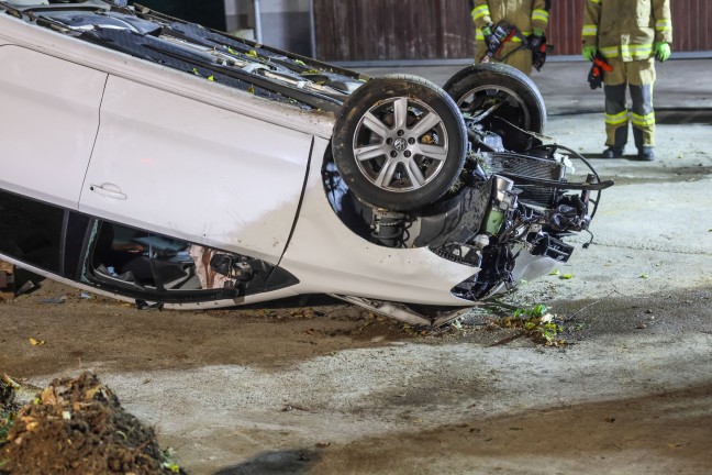 Auto nach Crash gegen Baum in Bad Hall �berschlagen und am Dach liegend zum Stillstand gekommen