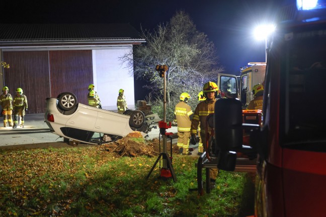 Auto nach Crash gegen Baum in Bad Hall �berschlagen und am Dach liegend zum Stillstand gekommen