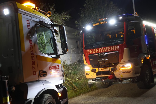 Auto nach Crash gegen Baum in Bad Hall �berschlagen und am Dach liegend zum Stillstand gekommen
