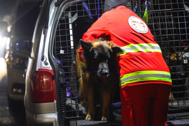 Such- und Rettungshunde bei Suche nach abg�ngiger Person aus Altenheim in Leonding im Einsatz