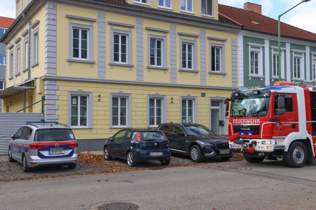 Feuerwehr bei Kontrolle nach K�chenbrand in einem Wohngeb�ude in Wels-Lichtenegg im Einsatz