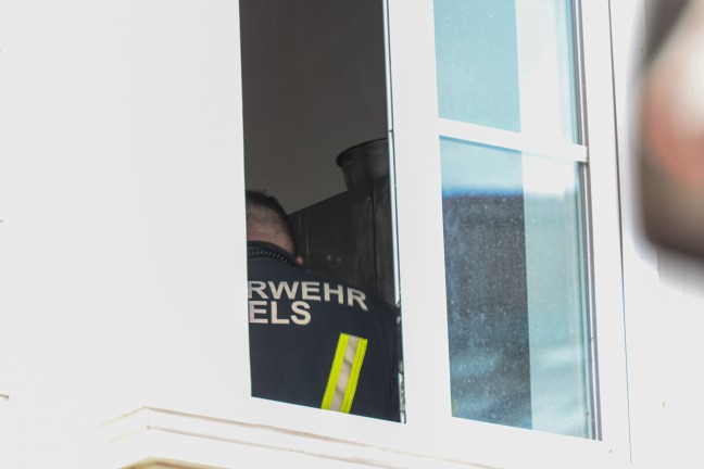 Feuerwehr bei Kontrolle nach K�chenbrand in einem Wohngeb�ude in Wels-Lichtenegg im Einsatz