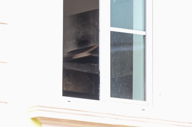 Feuerwehr bei Kontrolle nach K�chenbrand in einem Wohngeb�ude in Wels-Lichtenegg im Einsatz