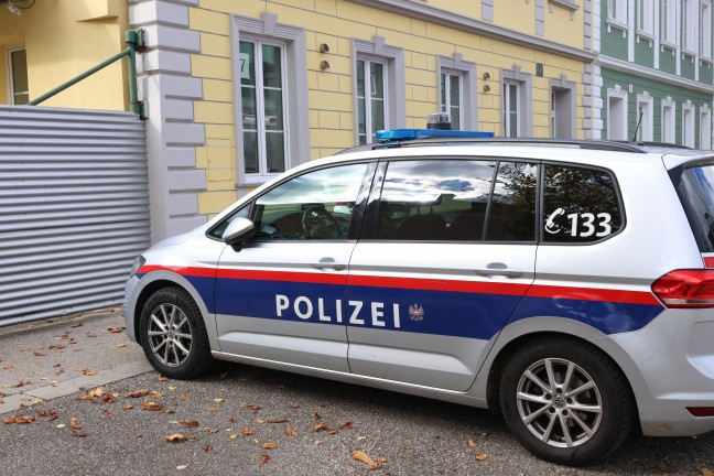 Feuerwehr bei Kontrolle nach K�chenbrand in einem Wohngeb�ude in Wels-Lichtenegg im Einsatz