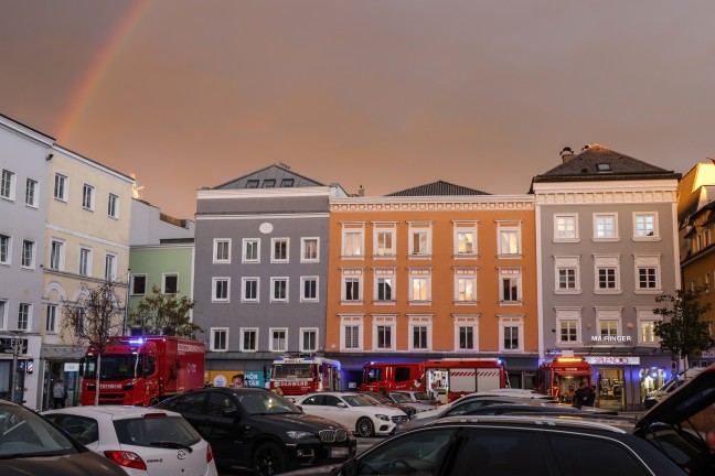 Bewohner bei ausgedehntem Wohnungsbrand im Stadtzentrum von Ried im Innkreis in Sicherheit gebracht