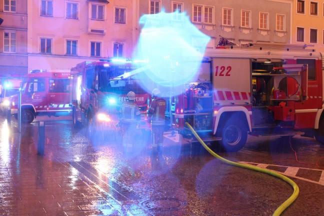 Bewohner bei ausgedehntem Wohnungsbrand im Stadtzentrum von Ried im Innkreis in Sicherheit gebracht