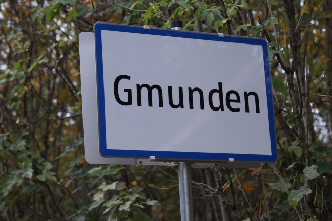 Personenrettung: Arbeiter verletzte sich in einem Unternehmen in Gmunden bei Sturz am Kopf