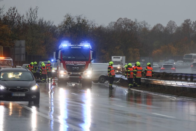 Unfall: Kleintransporter auf Welser Autobahn bei Wei�kirchen an der Traun gegen Leitschiene gekracht