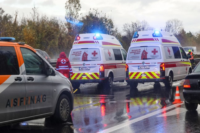 Unfall: Kleintransporter auf Welser Autobahn bei Wei�kirchen an der Traun gegen Leitschiene gekracht