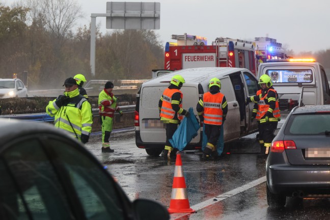 Unfall: Kleintransporter auf Welser Autobahn bei Wei�kirchen an der Traun gegen Leitschiene gekracht