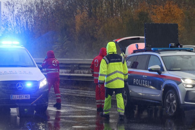 Unfall: Kleintransporter auf Welser Autobahn bei Wei�kirchen an der Traun gegen Leitschiene gekracht