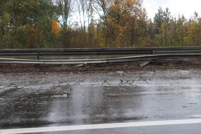 Unfall: Kleintransporter auf Welser Autobahn bei Wei�kirchen an der Traun gegen Leitschiene gekracht