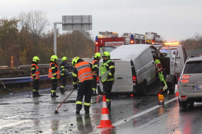 Unfall: Kleintransporter auf Welser Autobahn bei Wei�kirchen an der Traun gegen Leitschiene gekracht