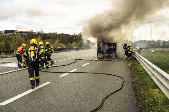 Wohnwagenanh�nger auf Innkreisautobahn bei Haag am Hausruck in Vollbrand