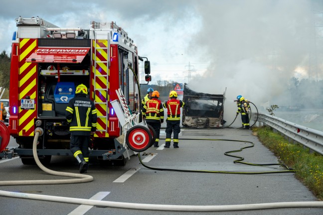 Wohnwagenanh�nger auf Innkreisautobahn bei Haag am Hausruck in Vollbrand