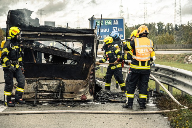 Wohnwagenanh�nger auf Innkreisautobahn bei Haag am Hausruck in Vollbrand